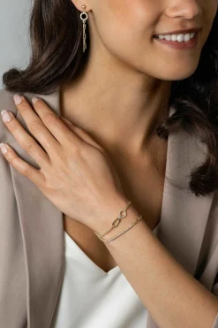 Online Zinzi gold plated zilveren multi-look armband met twee kettinkjes, verbonden aan een ovale schakel en open rondje bezet met witte zirconia's 17-20cm ZIA2463Y