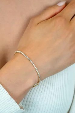 Clearance Zinzi gold plated zilveren tennis armband 2,5mm breed en bezet met witte zirconia's in ronde kastzettingen 17-20cm ZIA2590Y