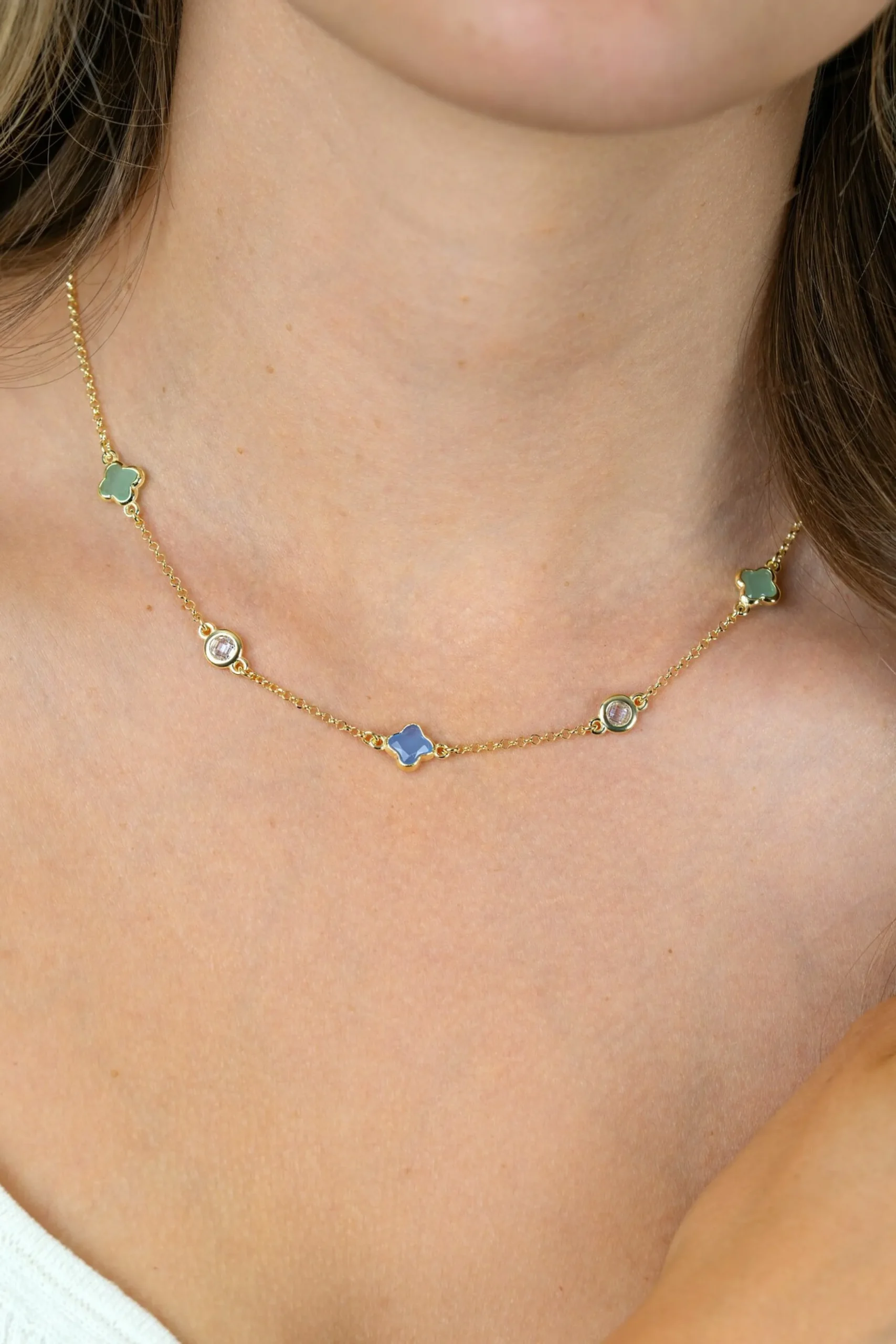 Clearance Zinzi gold plated zilveren schakelketting met twee mintgroene klavers en een blauwe klaver 40-45cm ZIC2763