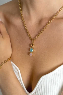 Online Zinzi gold plated zilveren schakel ketting 43-45cm met luxe hanger (30mm) van drie vierkante zettingen bezet met roze en turquoise kleurstenen ZIC2454
