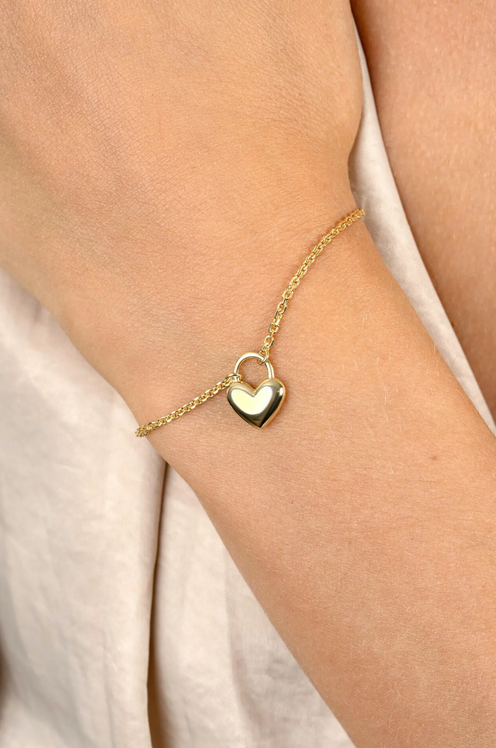 Outlet Zinzi gold plated zilveren schakelarmband met hartvormige slot hanger 17-20cm ZIA2673G