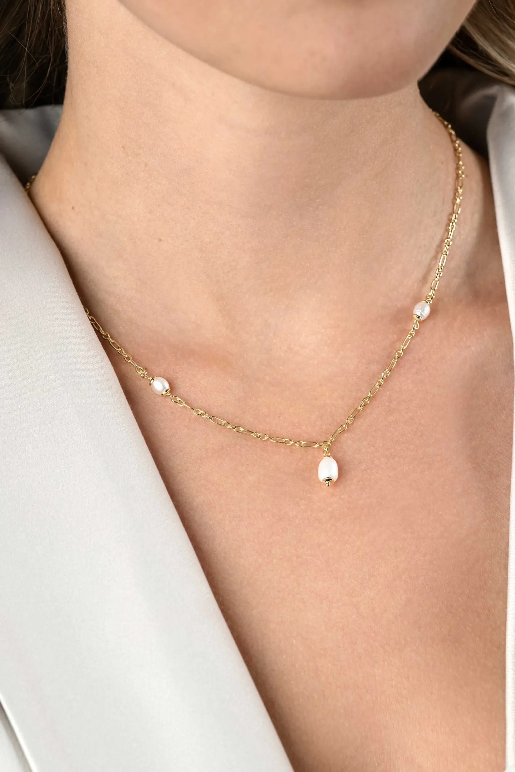 Outlet Zinzi gold plated zilveren schakelketting met drie ovale witte zoetwaterparels 40-45cm ZIC2588
