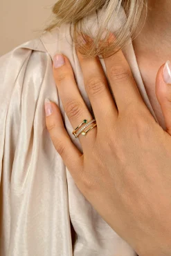Outlet Zinzi gold plated zilveren multi-look ring (9mm breed) met 3 rijen, bezet met groene kleurstenen en witte zirconia's ZIR2646G