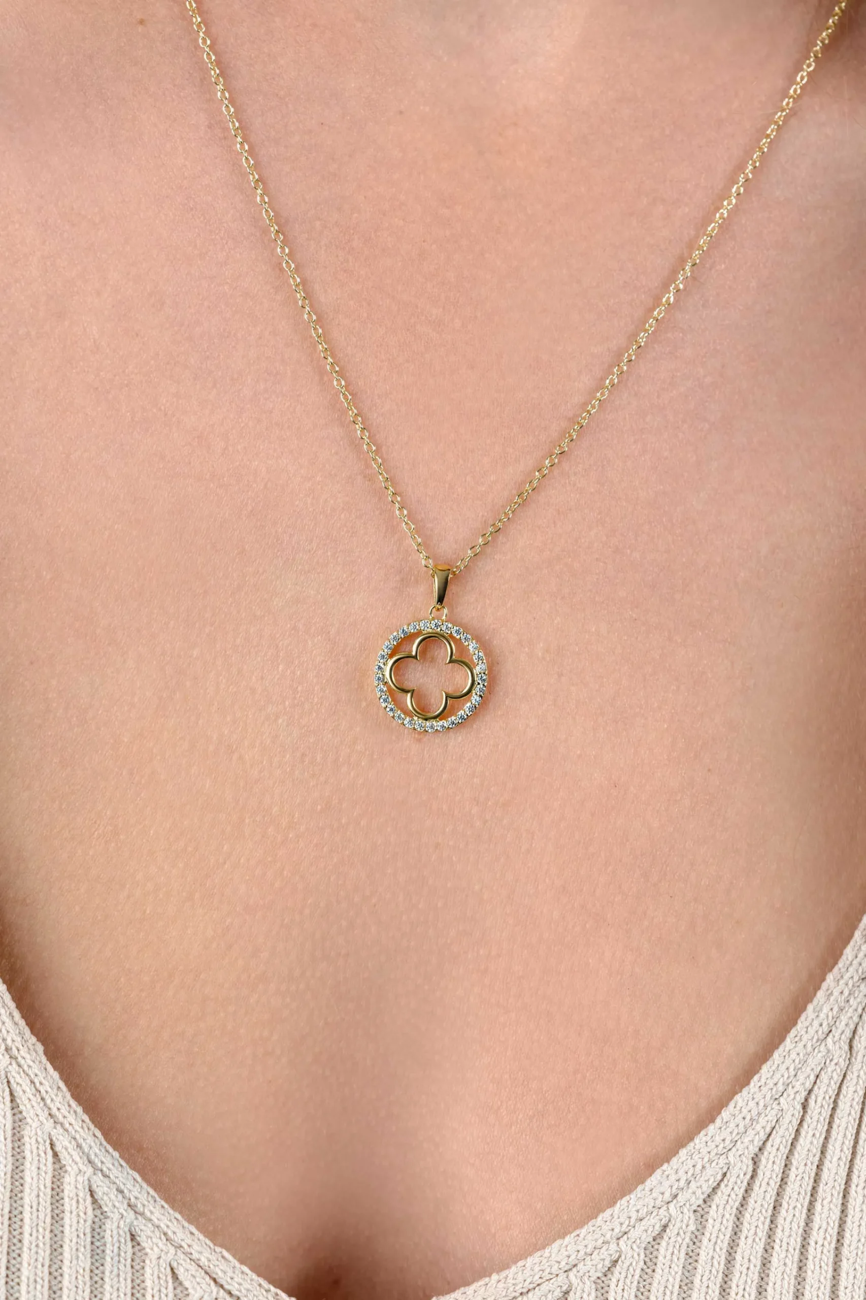 Discount Zinzi gold plated zilveren anker ketting met luxe klaver hanger (15mm) rondom bezet met witte zirconia's 45-48cm ZIC2617Y