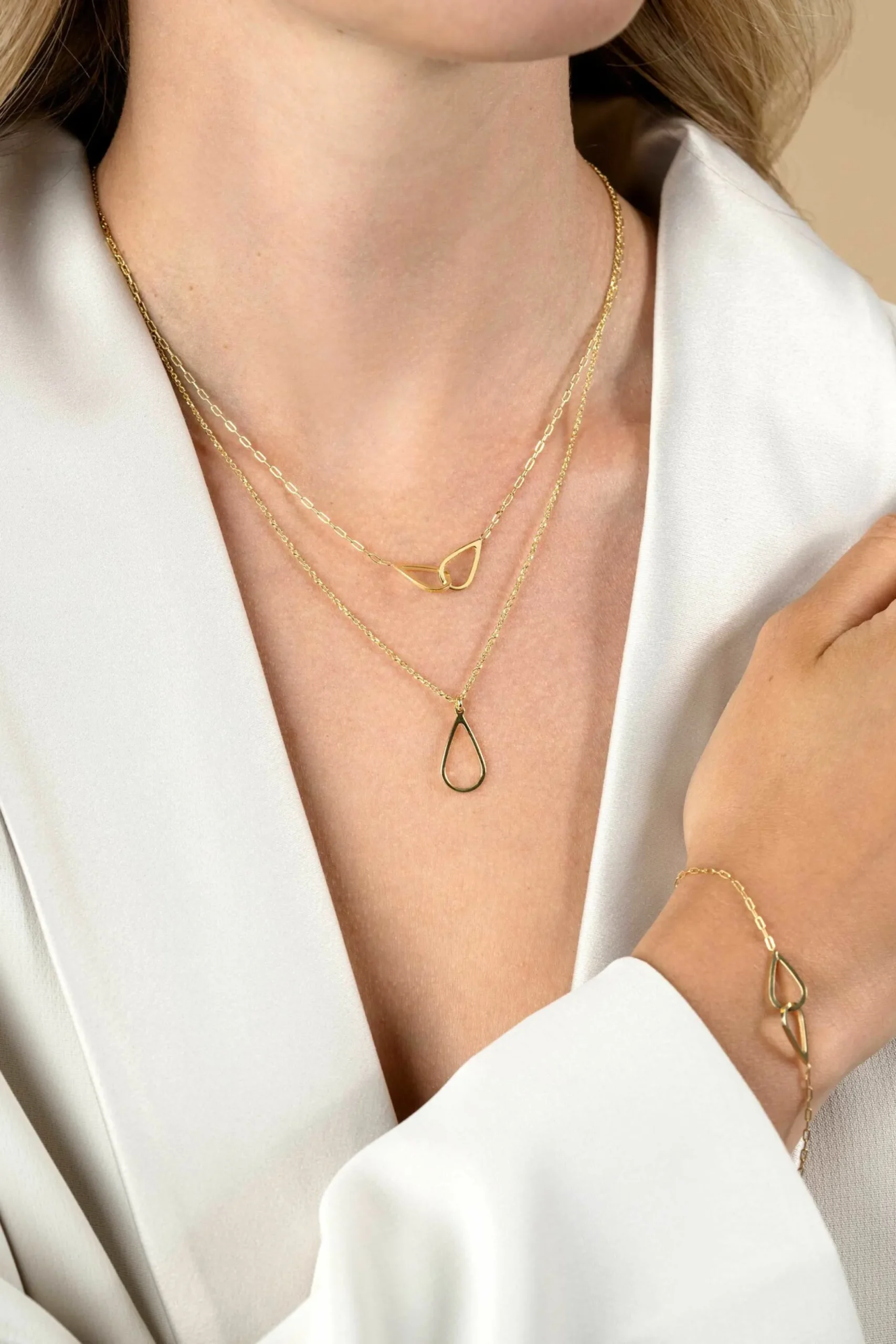 Zinzi gold plated zilveren ketting met paperclip-schakels, waarbij in het midden twee druppelvormen mooi met elkaar verbonden zijn 42-45cm ZIC2634