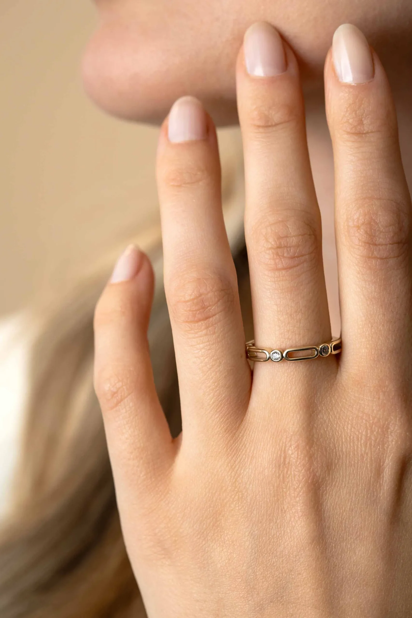 Zinzi gold plated zilveren aanschuifring 3mm breed met open ovale vormen en ronde witte zirconia's ZIR2269Y