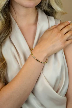 Online Zinzi gold plated zilveren bangle armband met gedraaide buis 4mm met luxe scharniersluiting ZIA2756G
