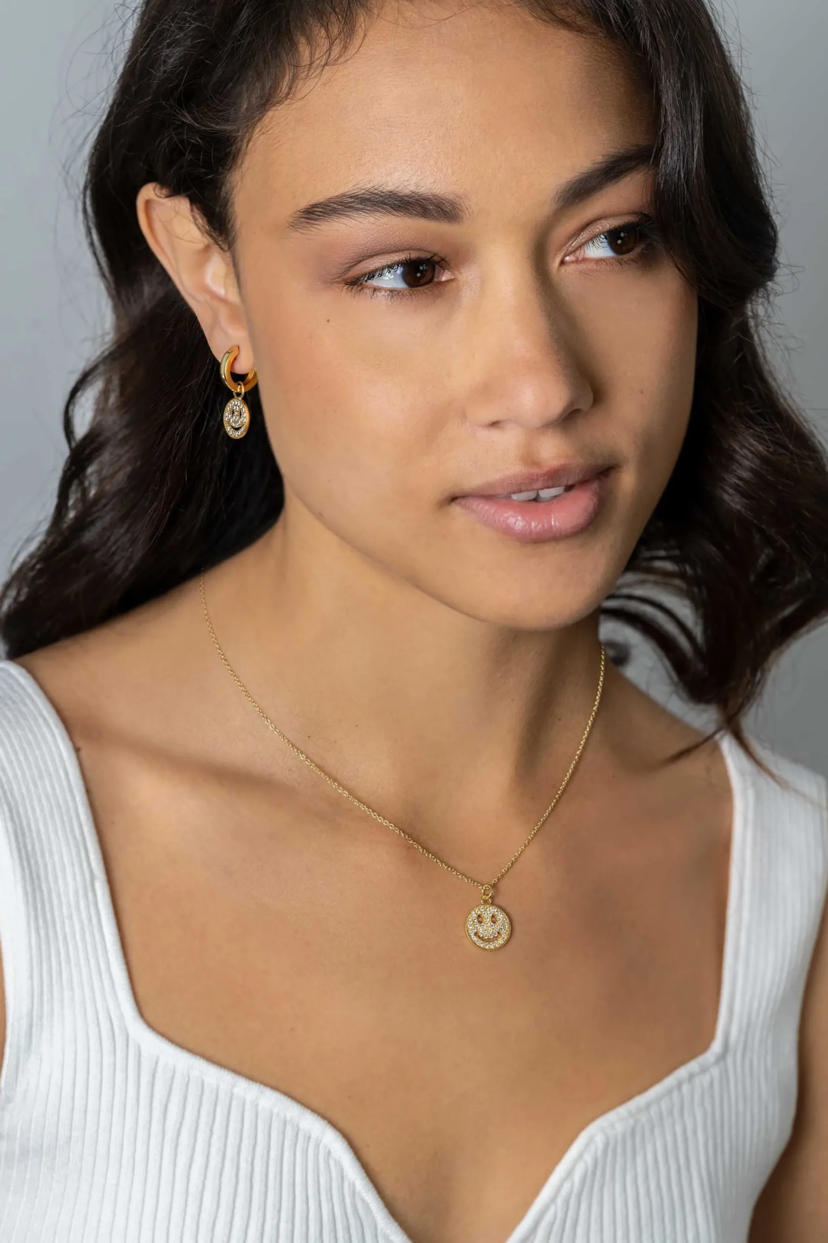 Zinzi gold plated zilveren hanger smiley rond 15mm met witte zirconia's ZIH2313Y (zonder collier)