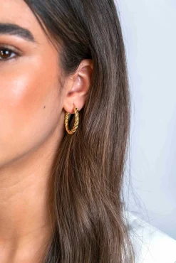 Best Zinzi gold plated zilveren wokkel oorringen met gedraaide buis 26x4mm ZIO2281G