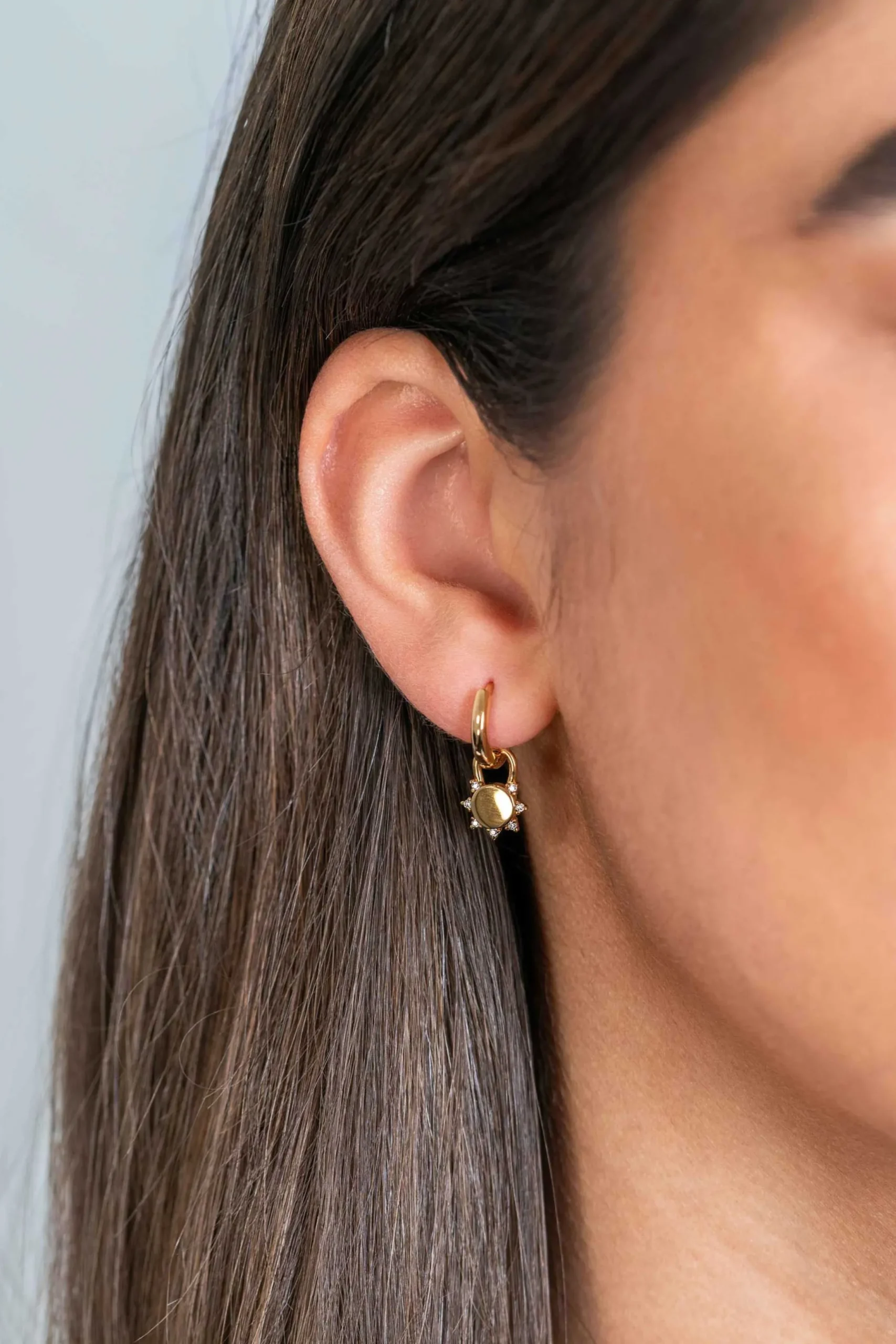 Discount Zinzi gold plated zilveren oorbedels zon met witte zirconia's 8mm ZICH2302 (zonder oorringen)