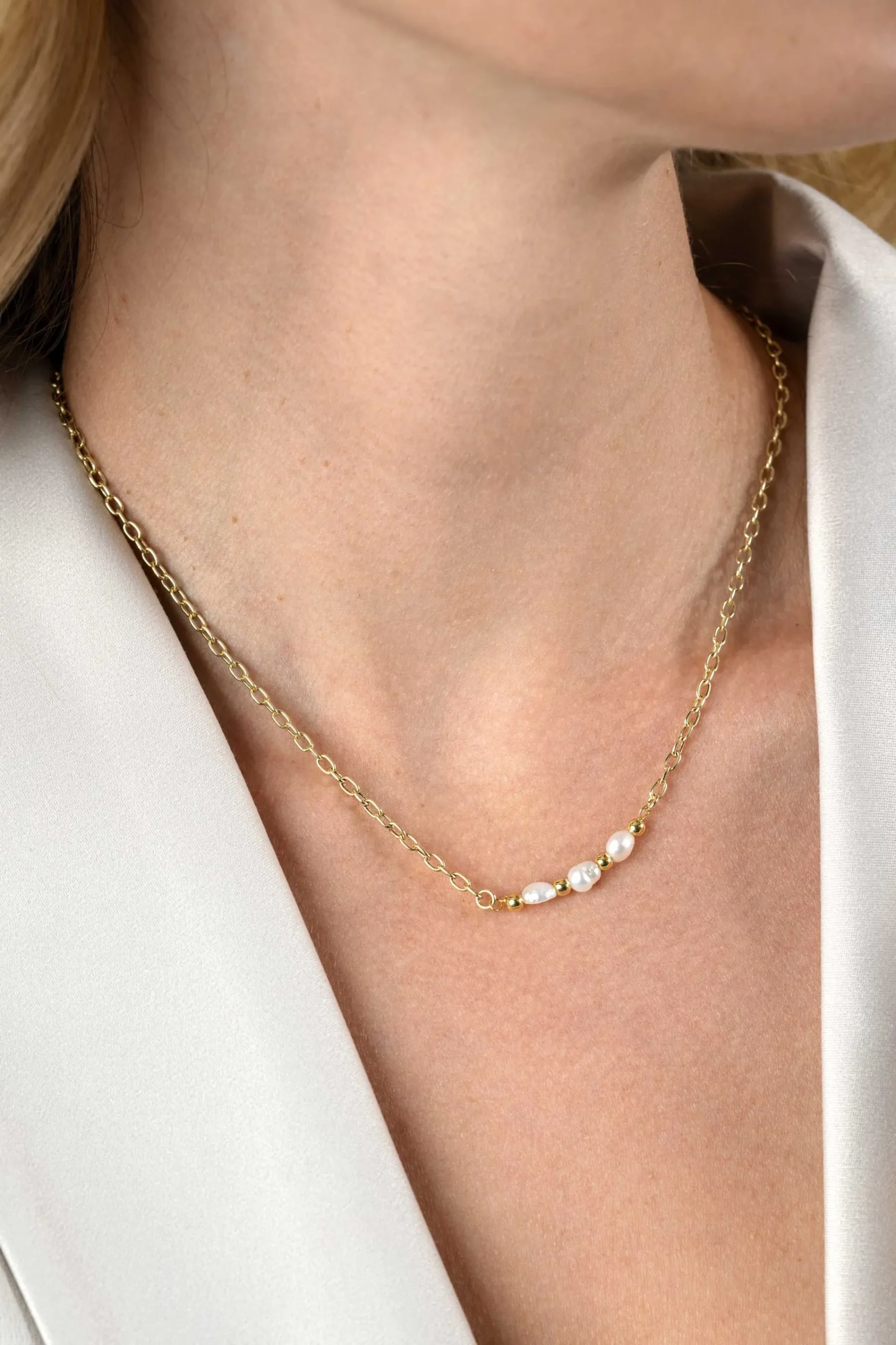 New Zinzi gold plated zilveren schakelketting met drie witte natuurlijk gevormde zoetwaterparels in het midden 42-45cm ZIC2643