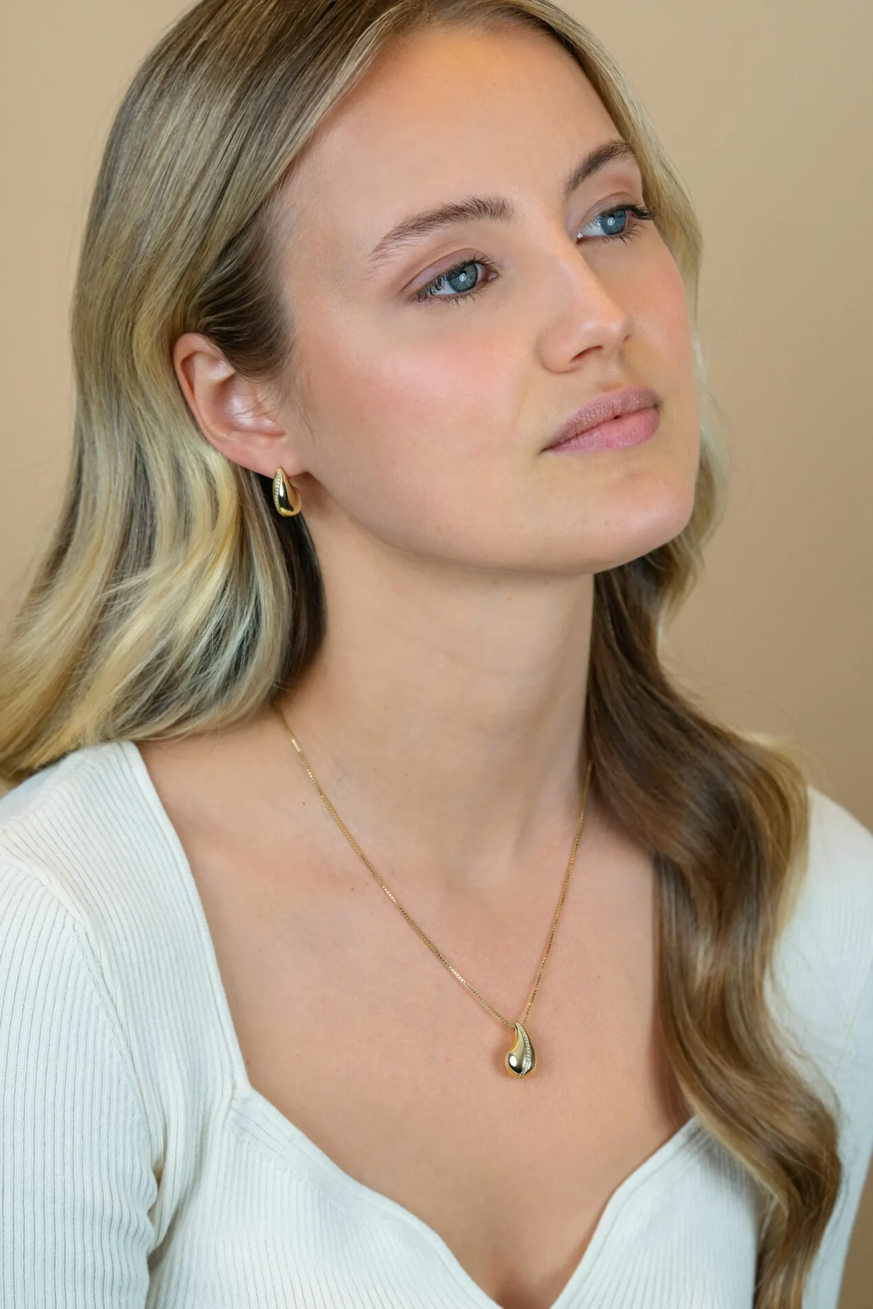 Zinzi gold plated zilveren venetiaanse ketting 45-48cm met druppelvormige hanger 20mm, golvende rij witte zirkonia's ZIC2707Y
