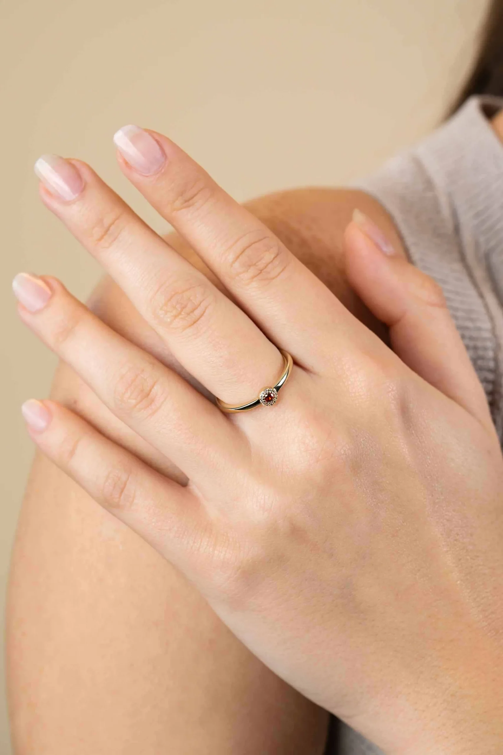Outlet Zinzi gold plated zilveren ring ronde zetting met rood granaat kleursteen en rondom witte zirconia's 4,5mm breed ZIR2560