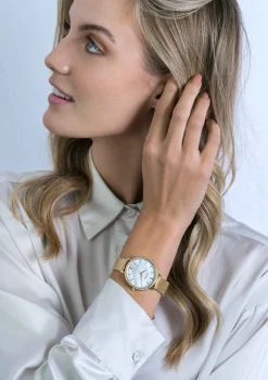 Best Zinzi horloge GRACE 34mm wit parelmoer wijzerplaat, rondom bezet met witte crystals, goudkleurige stalen kast en band ziw1334