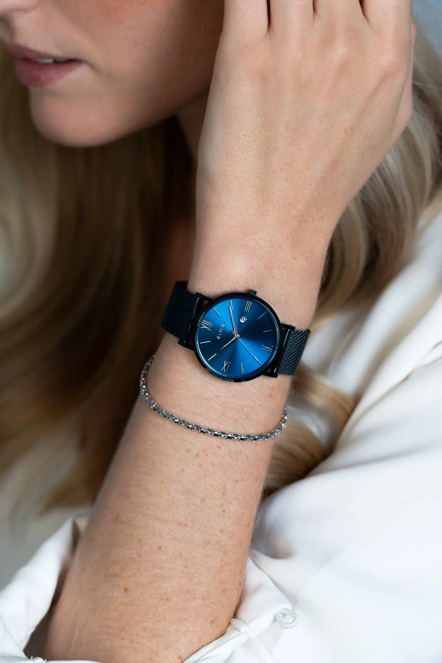 Outlet Zinzi Roman horloge blauwgekleurde wijzerplaat en kast met zilverkleurige wijzers blauwe stalen mesh band 34mm extra dun ZIW551M