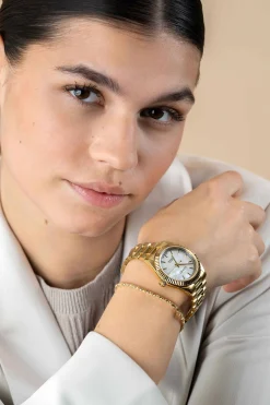 New Zinzi Solaris horloge met witte parelmoer wijzerplaat, stalen geelgoudkleurige kast 35mm en stalen band met clip-sluiting. Het Japanse uurwerk loopt op zon- en kunstlicht ZIW2134