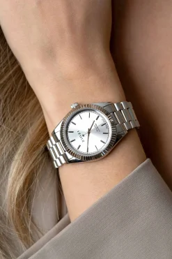 Best Zinzi Solaris horloge met zilverkleurige wijzerplaat, stalen kast 35mm en stalen band met clip-sluiting. Het Japanse uurwerk loopt op zon- en kunstlicht ZIW2102
