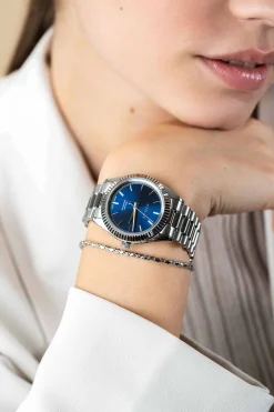 Discount Zinzi Solaris horloge met blauwe wijzerplaat, stalen kast 35mm en stalen band met clip-sluiting. Het Japanse uurwerk loopt op zon- en kunstlicht ZIW2155