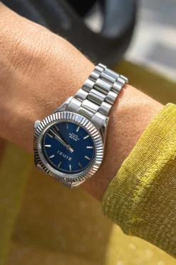 Discount Zinzi Solaris horloge met blauwe wijzerplaat, stalen kast 35mm en stalen band met clip-sluiting. Het Japanse uurwerk loopt op zon- en kunstlicht ZIW2155