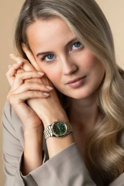 Online Zinzi Solaris horloge met groene wijzerplaat, stalen bicolor kast 35mm en stalen bicolor band met clip-sluiting. Het Japanse uurwerk loopt op zon- en kunstlicht ZIW2135