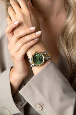 Online Zinzi Solaris horloge met groene wijzerplaat, stalen bicolor kast 35mm en stalen bicolor band met clip-sluiting. Het Japanse uurwerk loopt op zon- en kunstlicht ZIW2135