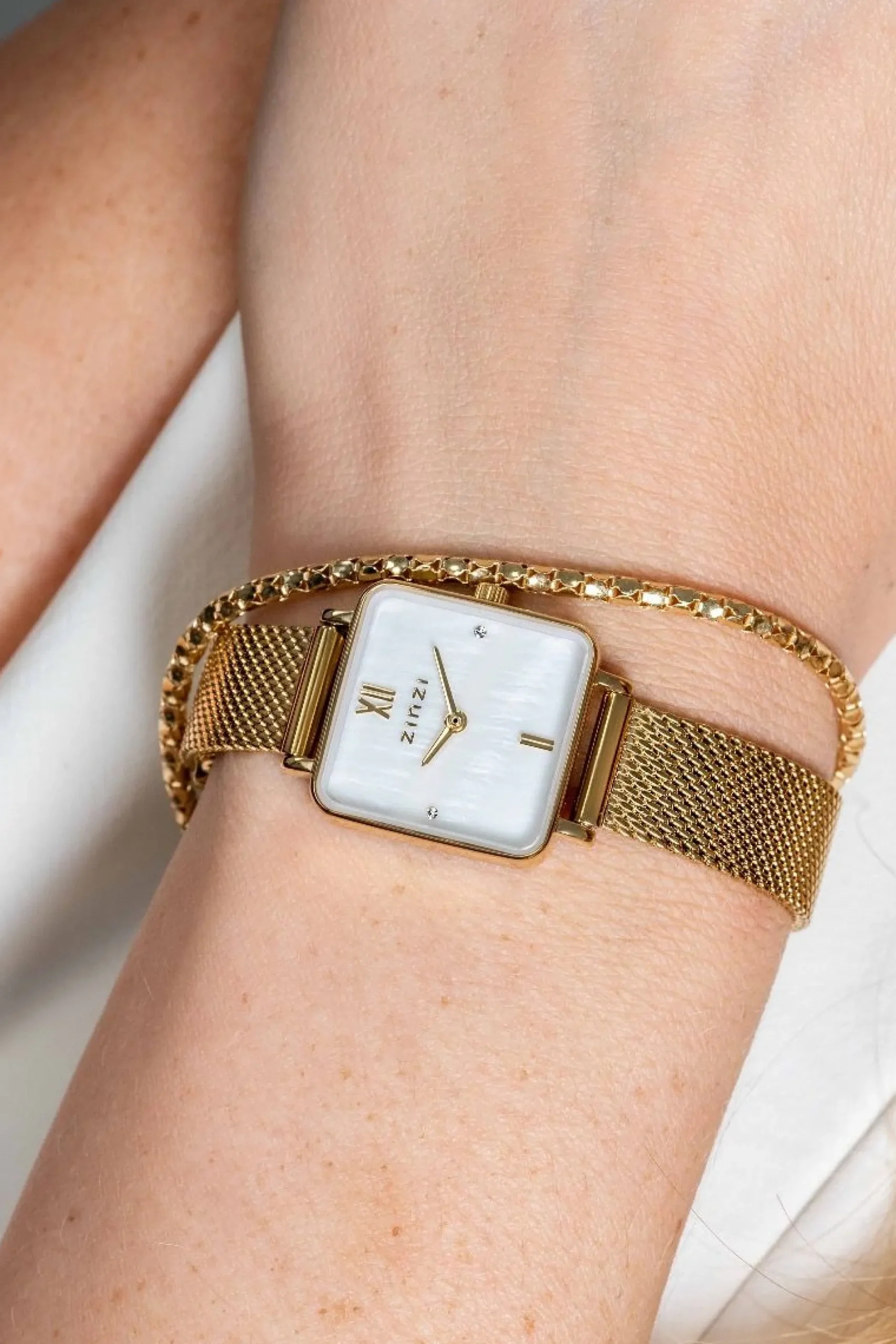 New Zinzi Square Mini horloge witte parelmoer wijzerplaat en vierkante geelgoudkleurige kast stalen mesh band 22mm extra dun ZIW1734