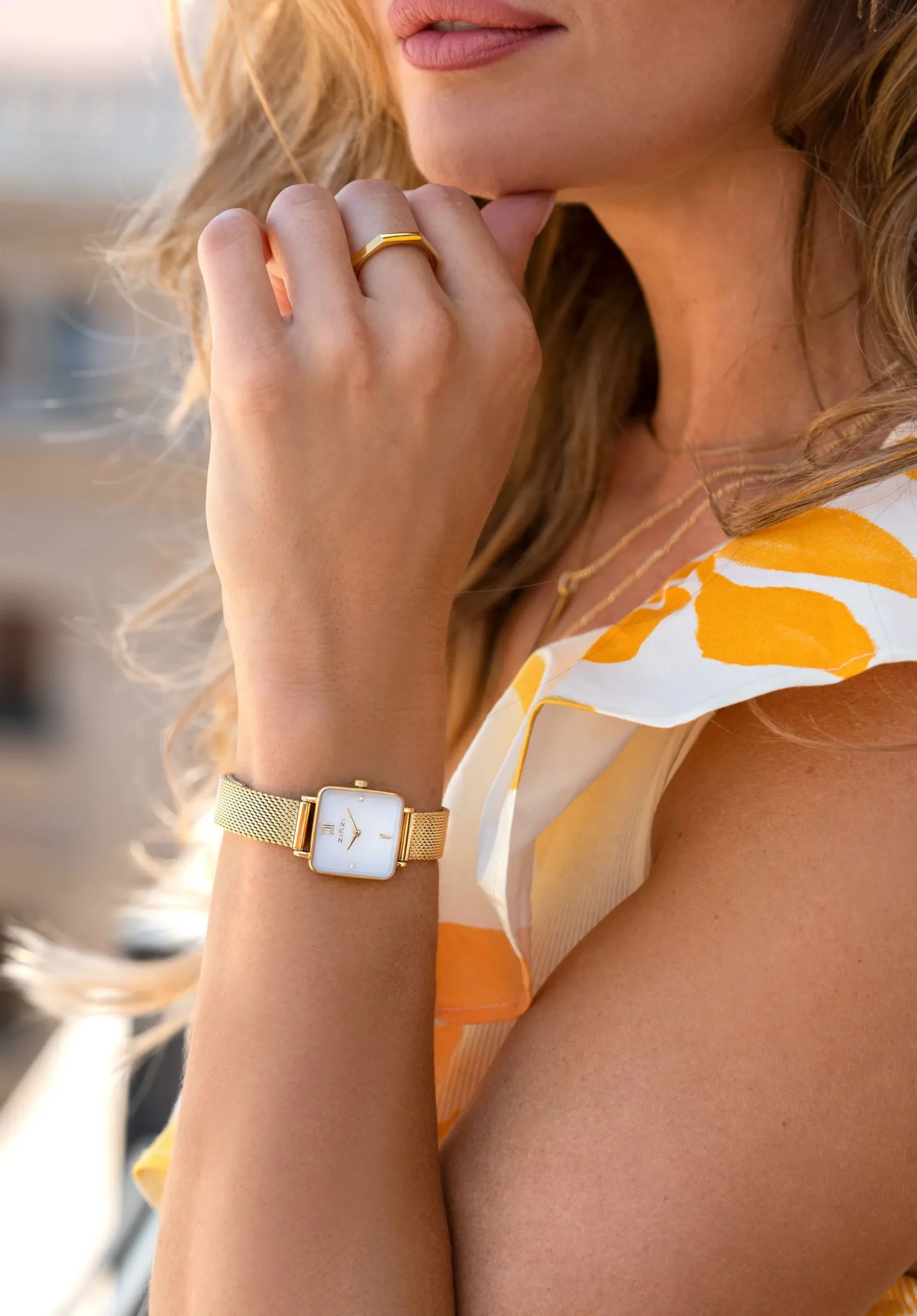 New Zinzi Square Mini horloge witte parelmoer wijzerplaat en vierkante geelgoudkleurige kast stalen mesh band 22mm extra dun ZIW1734