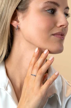 Discount Zinzi zilveren aanschuifring 2mm breed in chatonzettingen bezet met donkerblauwe kleurstenen en witte zirconia's ZIR2559