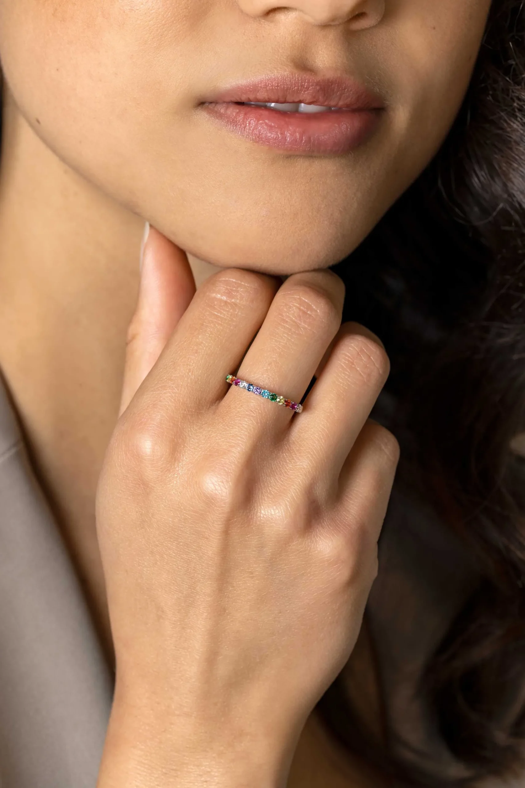 Best Zinzi zilveren aanschuifring 2mm breed met een symbolische regenboog aan kleurstenen ZIR2486