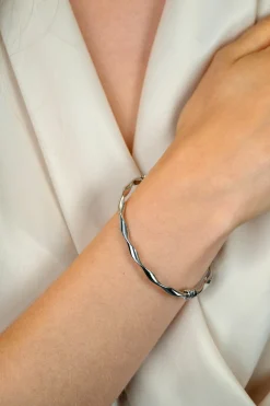 Best Zinzi zilveren bangle armband met gedraaide buis 4mm met luxe scharniersluiting ZIA2756