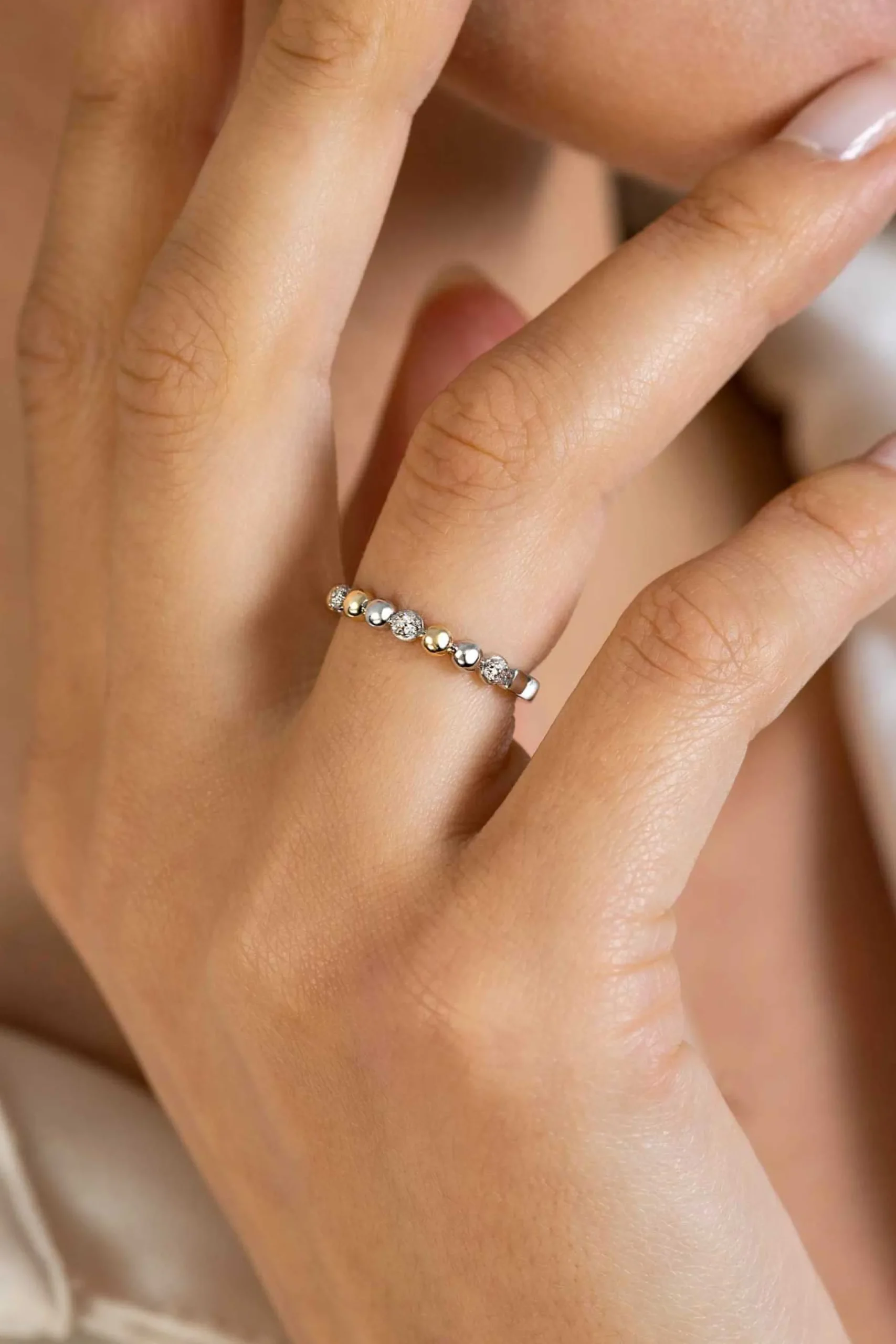 Online Zinzi zilveren bicolor aanschuifring 3mm met bolletjes, waarvan vijf bolletjes bezet zijn met witte zirconia's ZIR2393