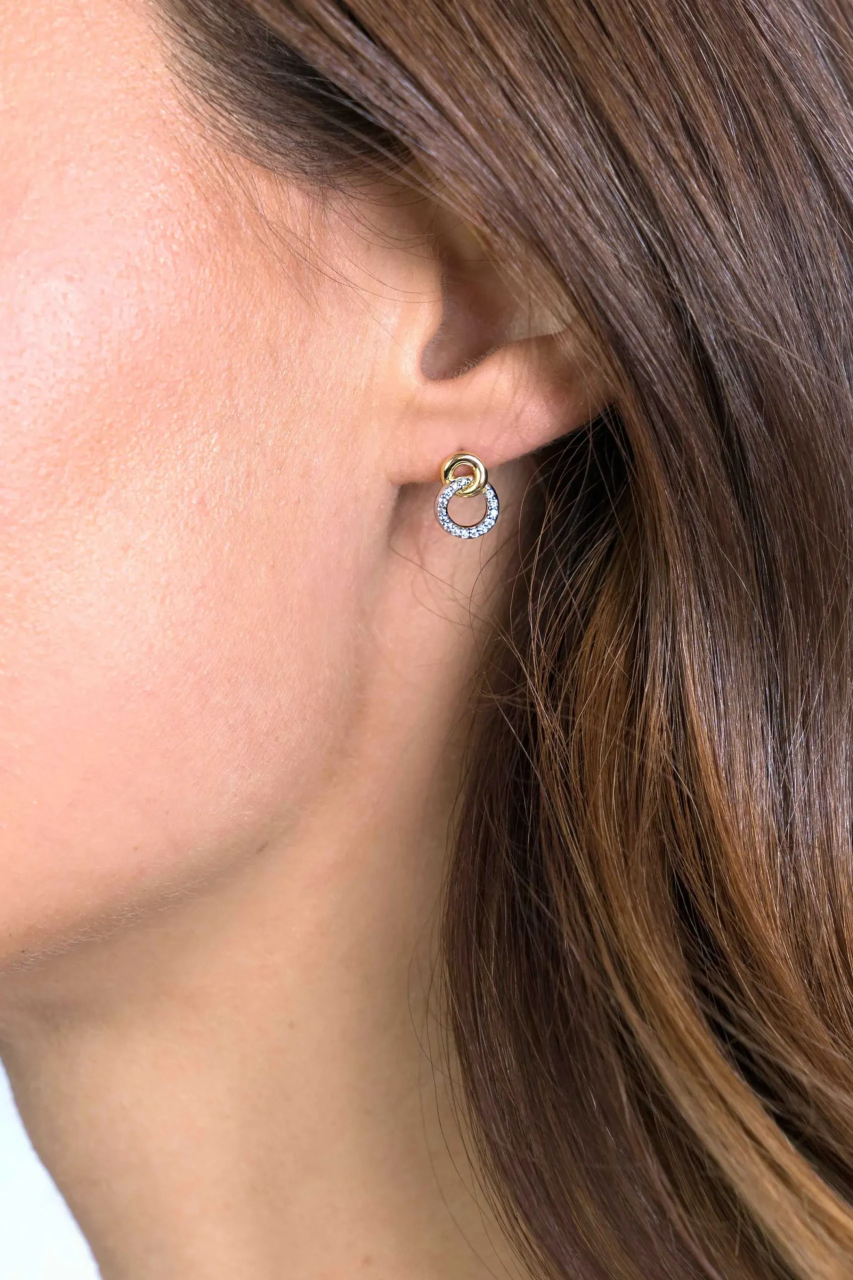 Hot Zinzi zilveren bicolor oorknoppen 11mm verbonden rondjes glad en witte zirconia ZIO2045Y