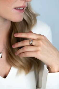 New Zinzi zilveren bicolor ring cross-over bezet met witte zirconia's ZIR2240