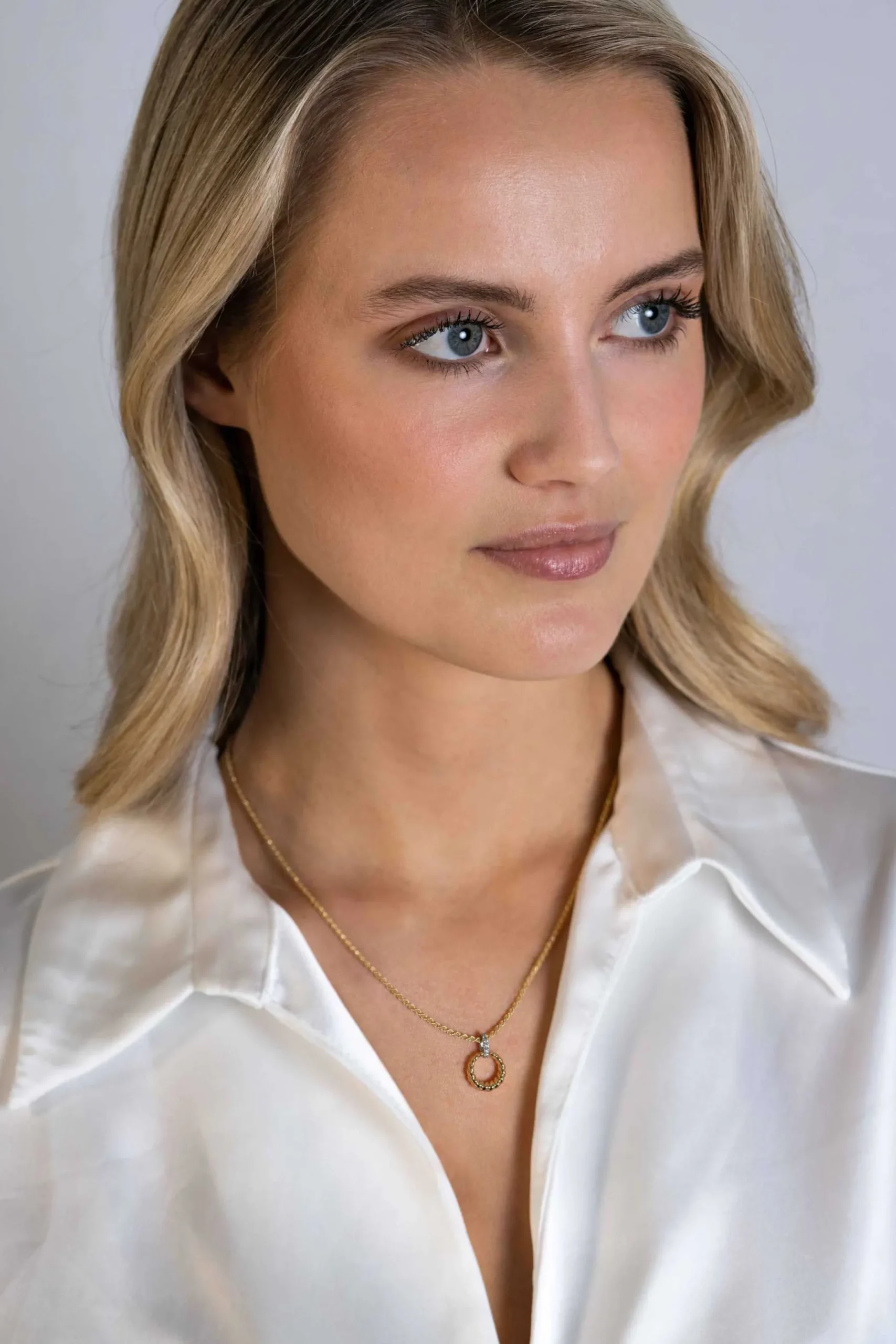 New Zinzi zilveren bicolor ronde hanger 15mm gedraaid motief, hangoog bezet met witte zirconia's ZIH2403Y (zonder collier)