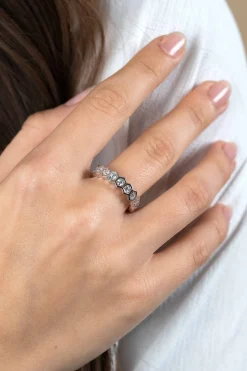 Online Zinzi zilveren brede ring met zeshoeksvormen, bezet met witte zirconia's ZIR2543