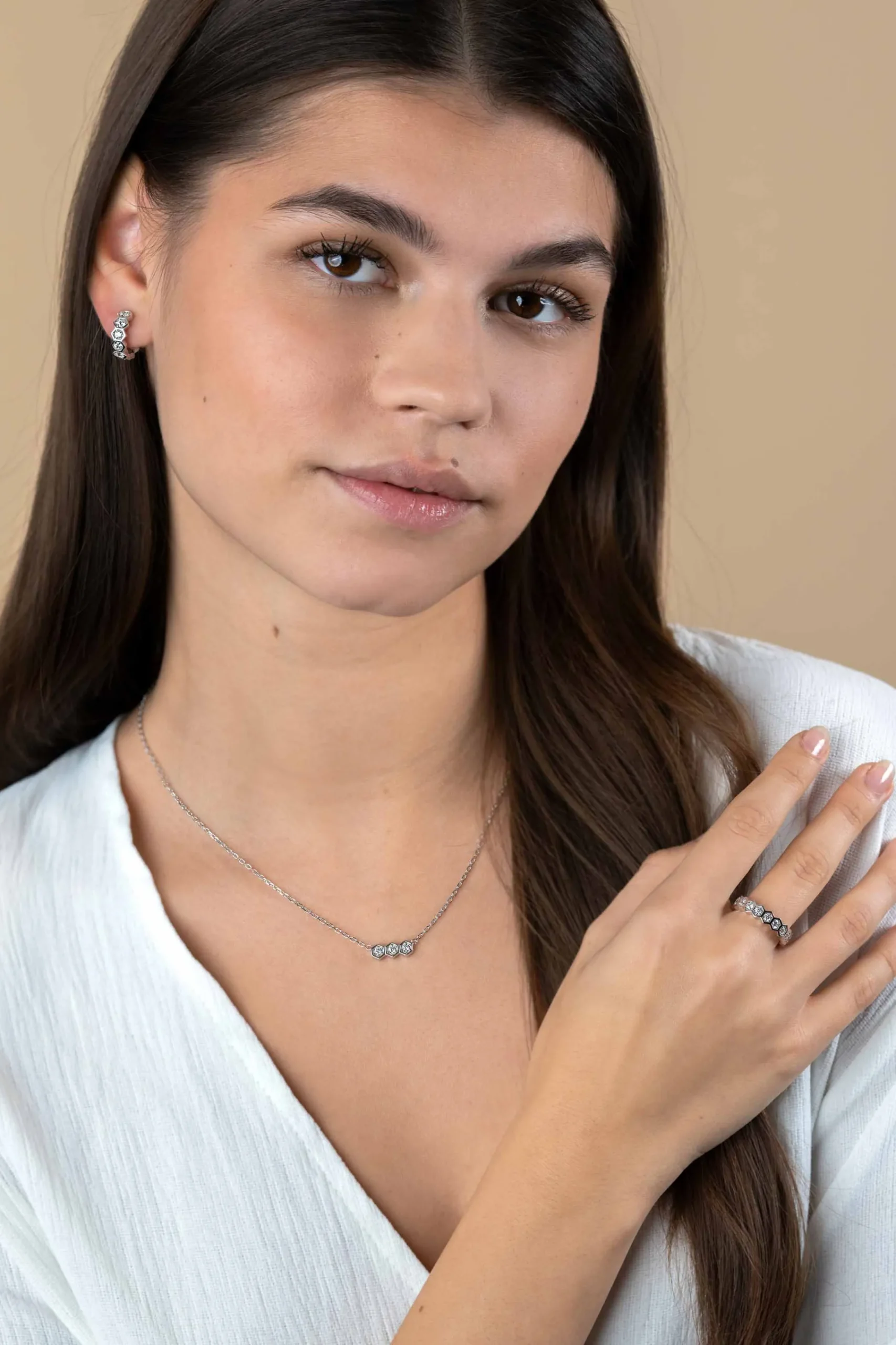 Online Zinzi zilveren brede ring met zeshoeksvormen, bezet met witte zirconia's ZIR2543