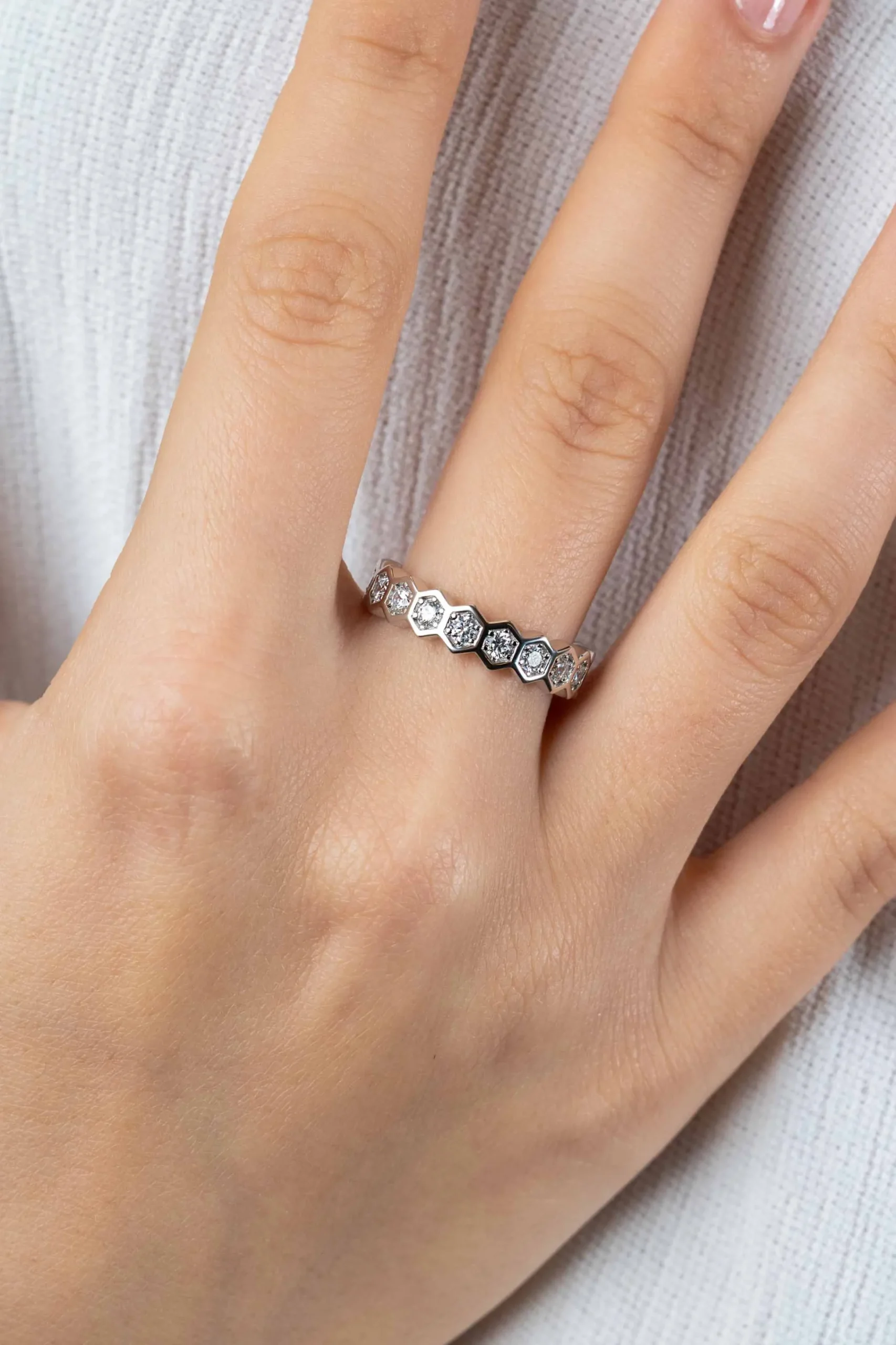 Online Zinzi zilveren brede ring met zeshoeksvormen, bezet met witte zirconia's ZIR2543