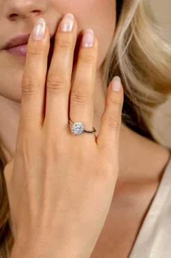 Zinzi zilveren entourage verlovingsring met een grote ovale witte zirkonia (11mm) en klein hartje aan de zijkant ZIR2699
