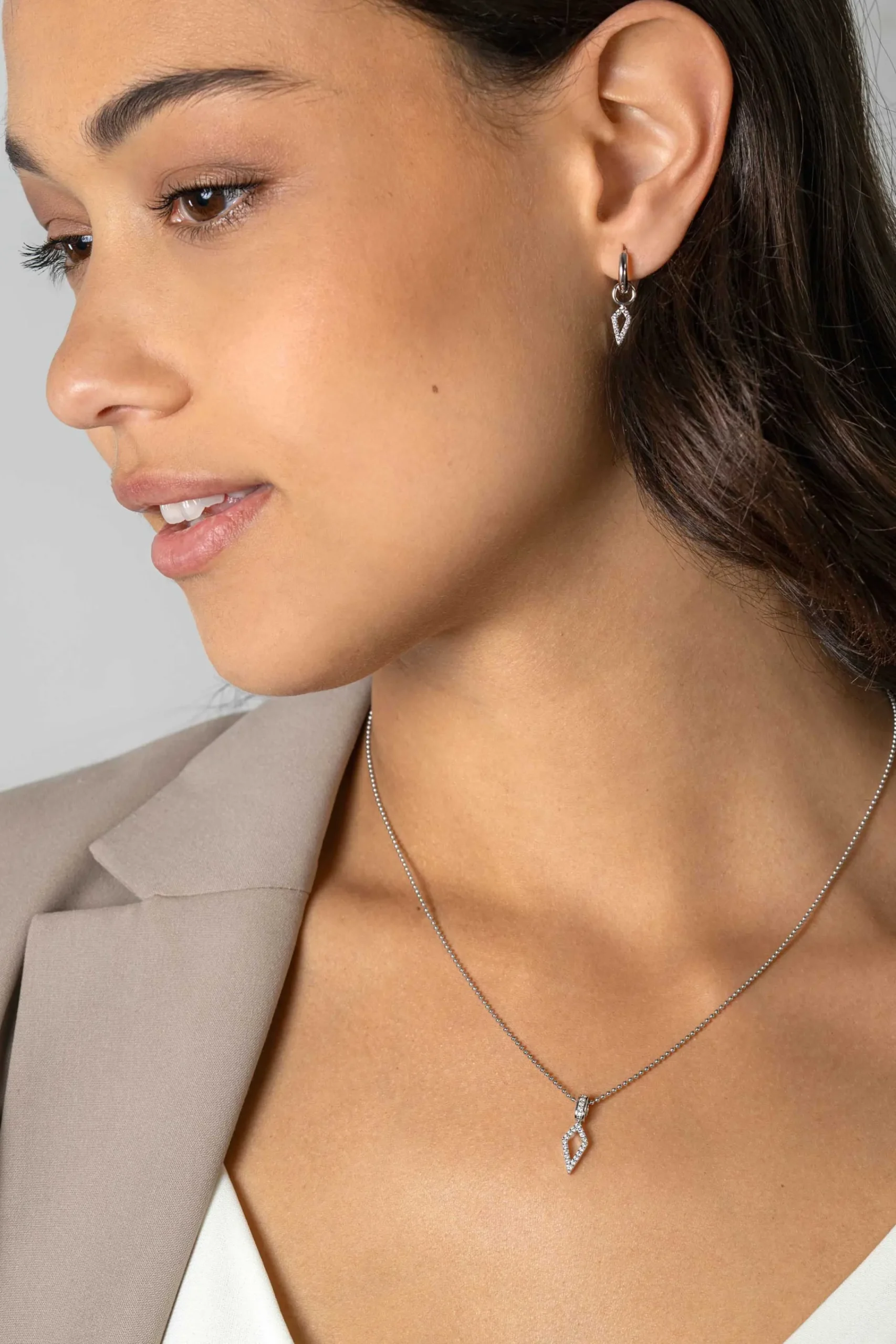 Discount Zinzi zilveren hanger vliegervorm bezet met witte zirconia's en luxe hangoog 20mm ZIH2497 (zonder collier)