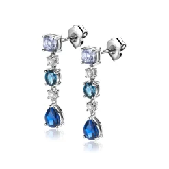 Outlet Zinzi zilveren lange oorsieraden 29mm met een prachtige combinatie van blauwe kleurstenen. In vierkant, ovaal en peervorm, afgewisseld met kleine witte zirconia's. ZIO2397
