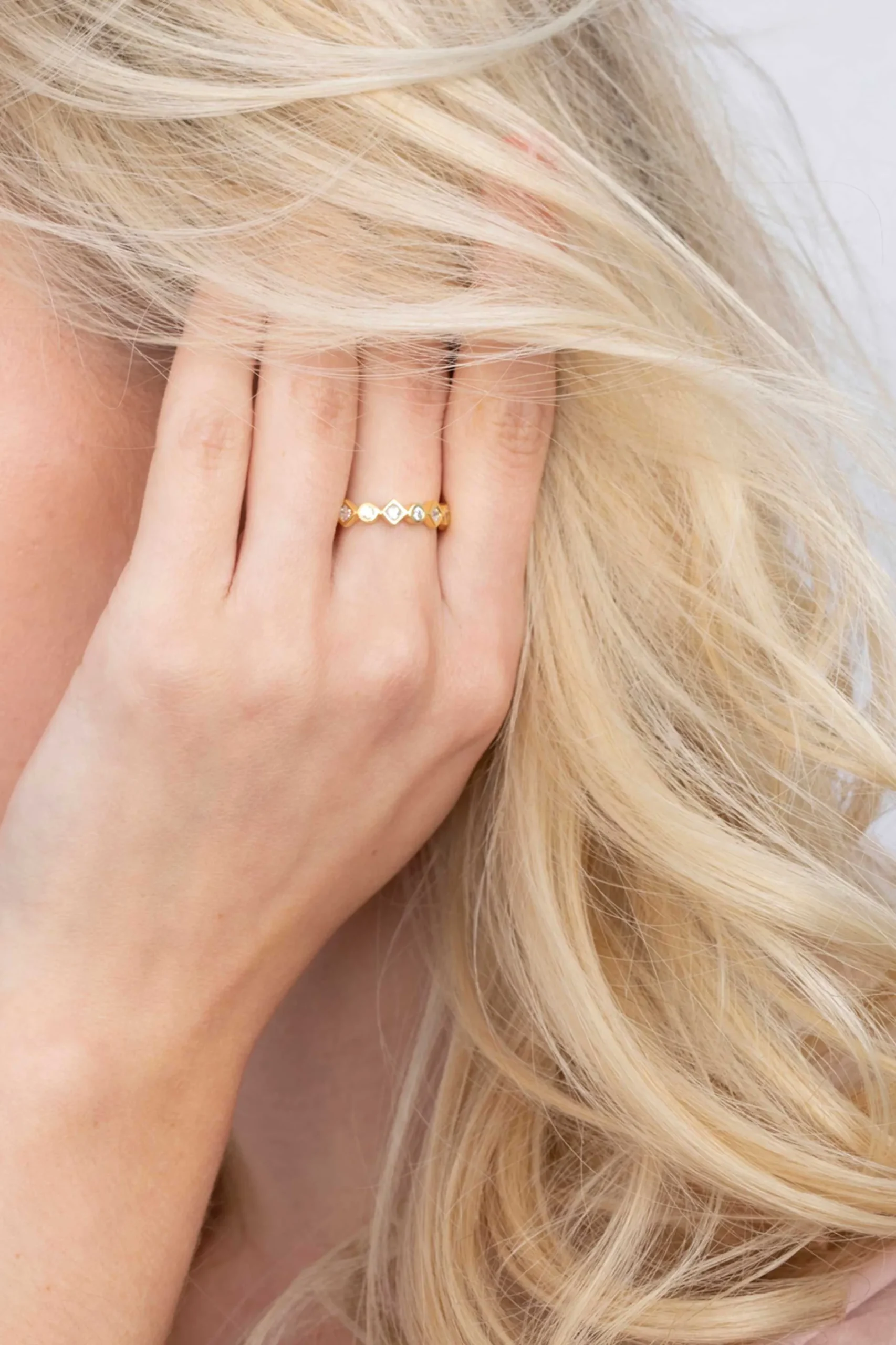 Online Zinzi zilveren luxe aanschuifring geel verguld rond vierkant wit ZIR2055Y