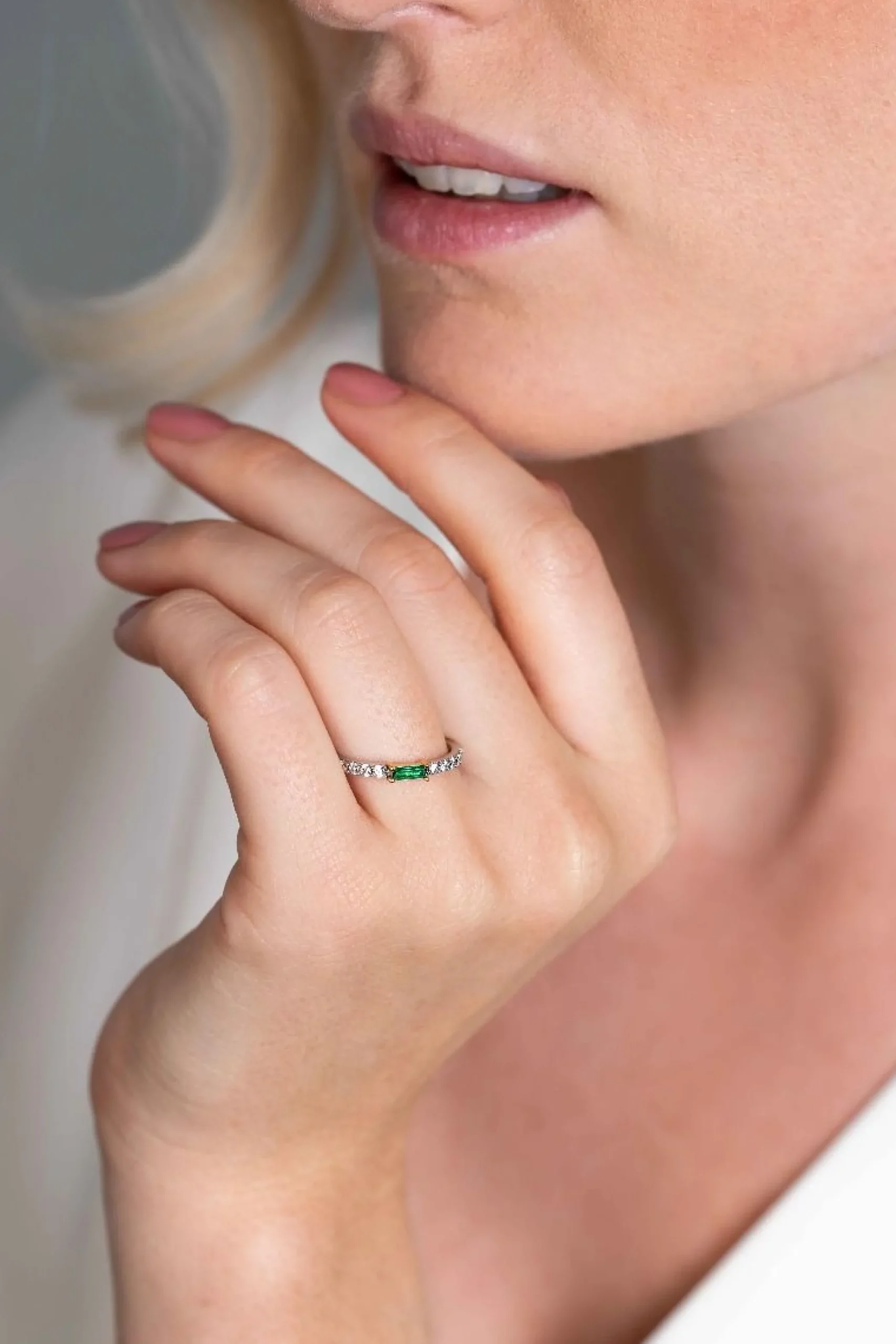 Sale Zinzi zilveren luxe bicolor aanschuifring baguette geslepen groene zirconia ZIR2133G