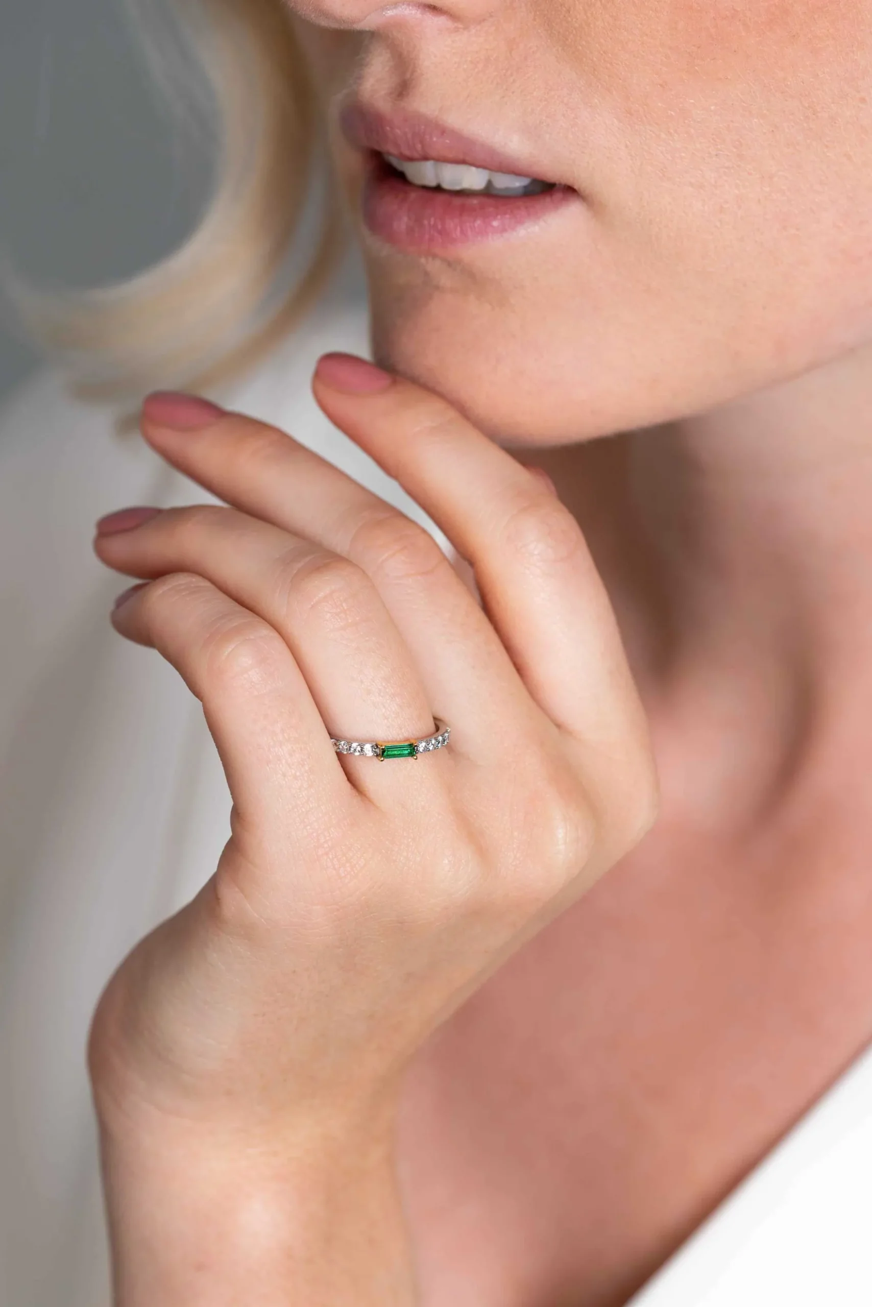 Sale Zinzi zilveren luxe bicolor aanschuifring baguette geslepen groene zirconia ZIR2133G