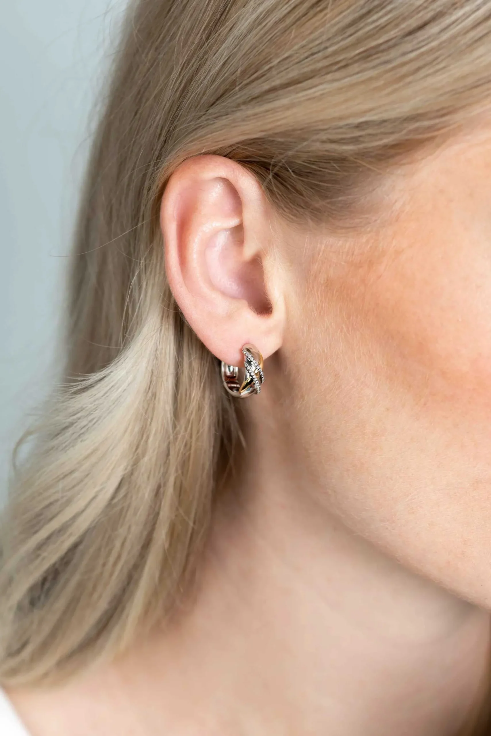 New Zinzi zilveren luxe oorringen cross-over bicolor met witte zirconia's 16x6mm ZIO2243