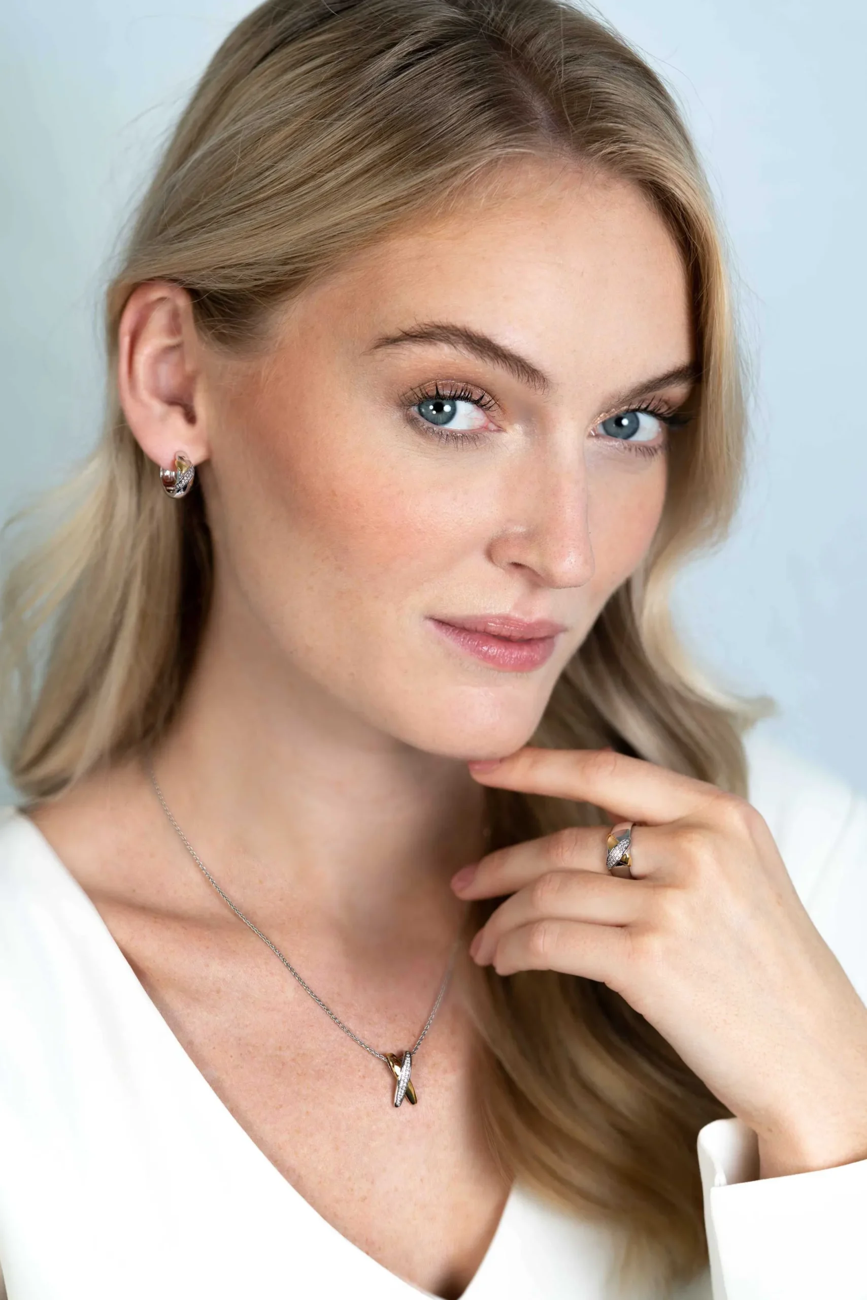 Clearance Zinzi zilveren luxe oorringen cross-over bicolor met witte zirconia's 16x6mm ZIO2240