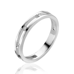 New Zinzi zilveren multi-look ring, met de look van twee smalle ringen waartussen drie witte zirconia's zijn bevestigd ZIR2451