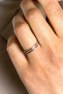 New Zinzi zilveren multi-look ring, met de look van twee smalle ringen waartussen drie witte zirconia's zijn bevestigd ZIR2451