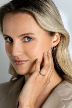 New Zinzi zilveren multi-look ring, met de look van twee smalle ringen waartussen drie witte zirconia's zijn bevestigd ZIR2451