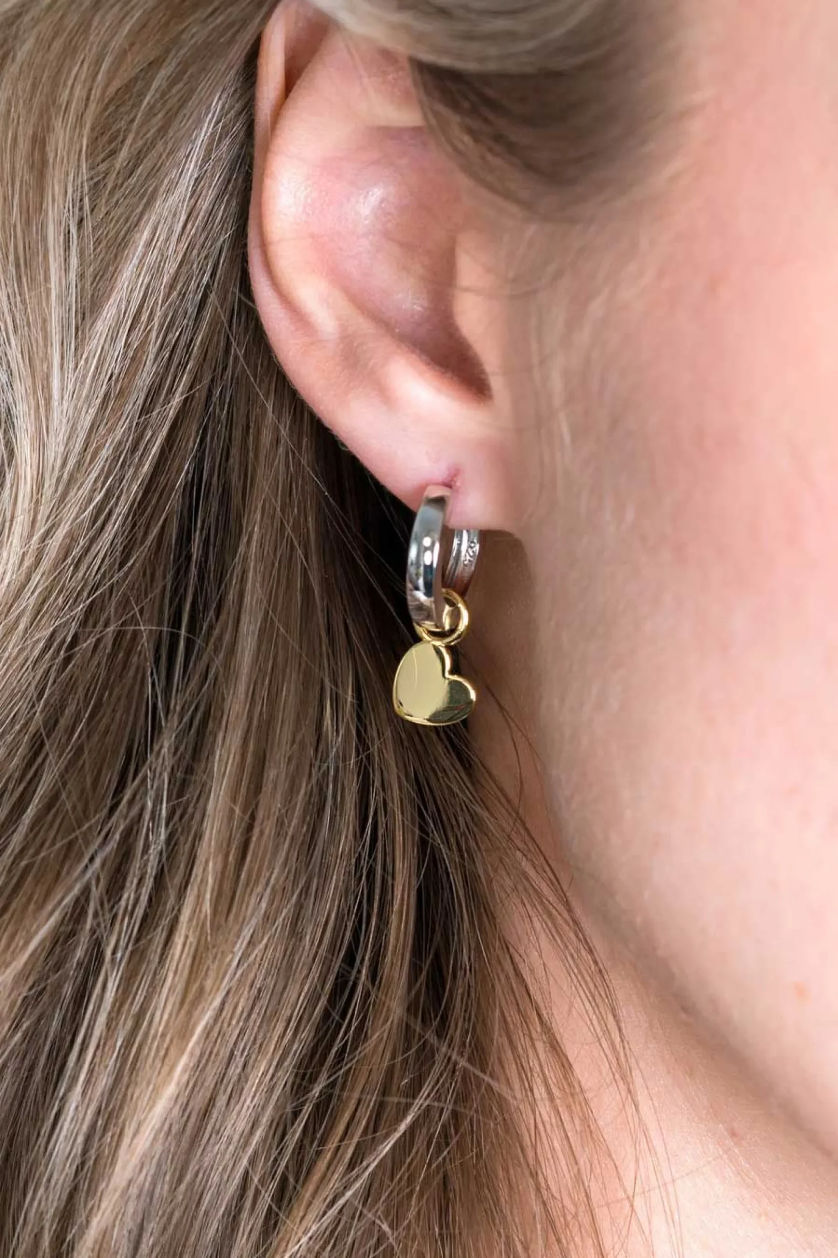 Outlet Zinzi zilveren oorbedels 14K geel verguld hartvorm 8mm ZICH1826G (zonder oorringen)