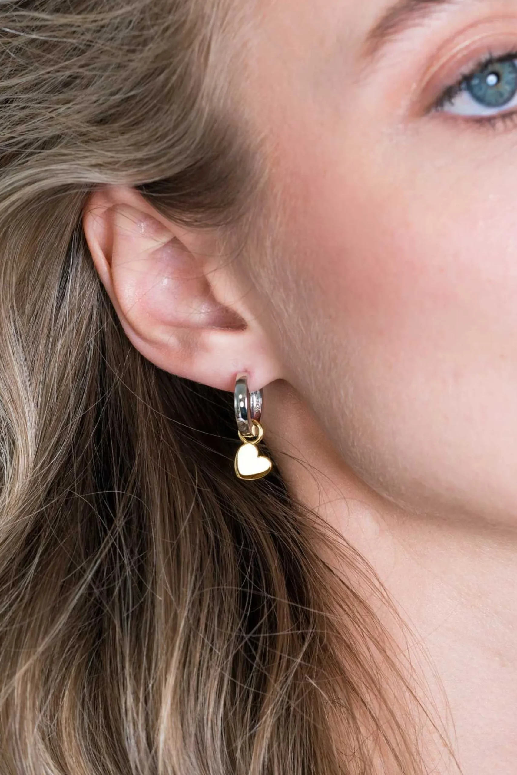 Outlet Zinzi zilveren oorbedels 14K geel verguld hartvorm 8mm ZICH1826G (zonder oorringen)